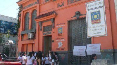 Docentes y alumnos se movilizaron ante amenzada de cierre de un colegio