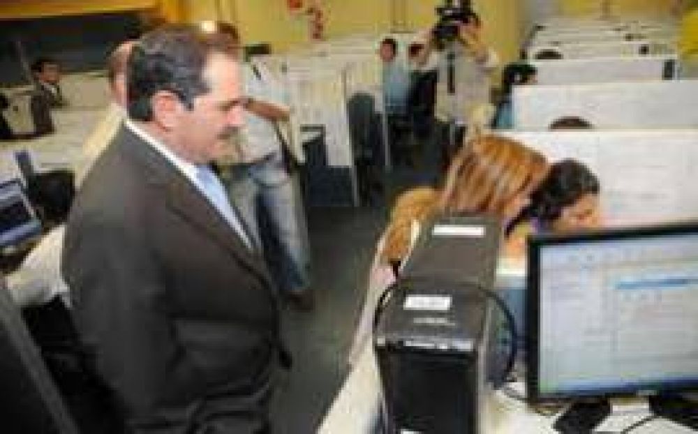 In�dita rebeli�n de empleados en call centers de Alperovich: primera huelga