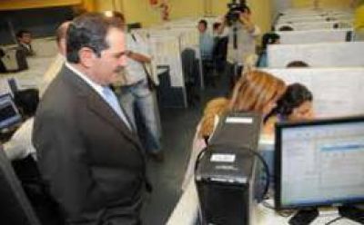 In�dita rebeli�n de empleados en call centers de Alperovich: primera huelga