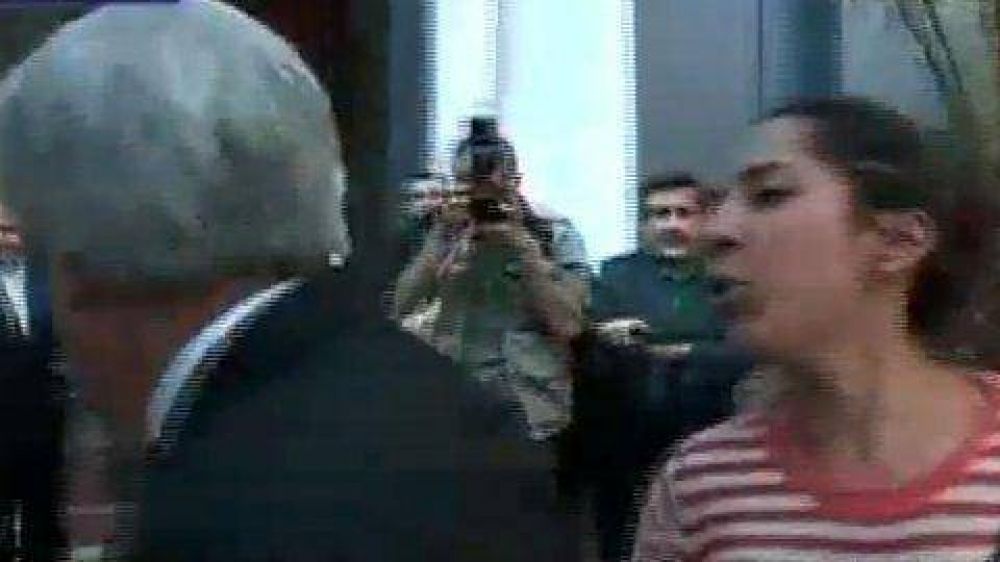 Una mujer escupi� a Pi�era en medio de un velatorio