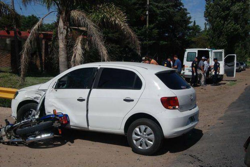 Un joven protagoniz� un fuerte accidente en moto y su estado es reservado
