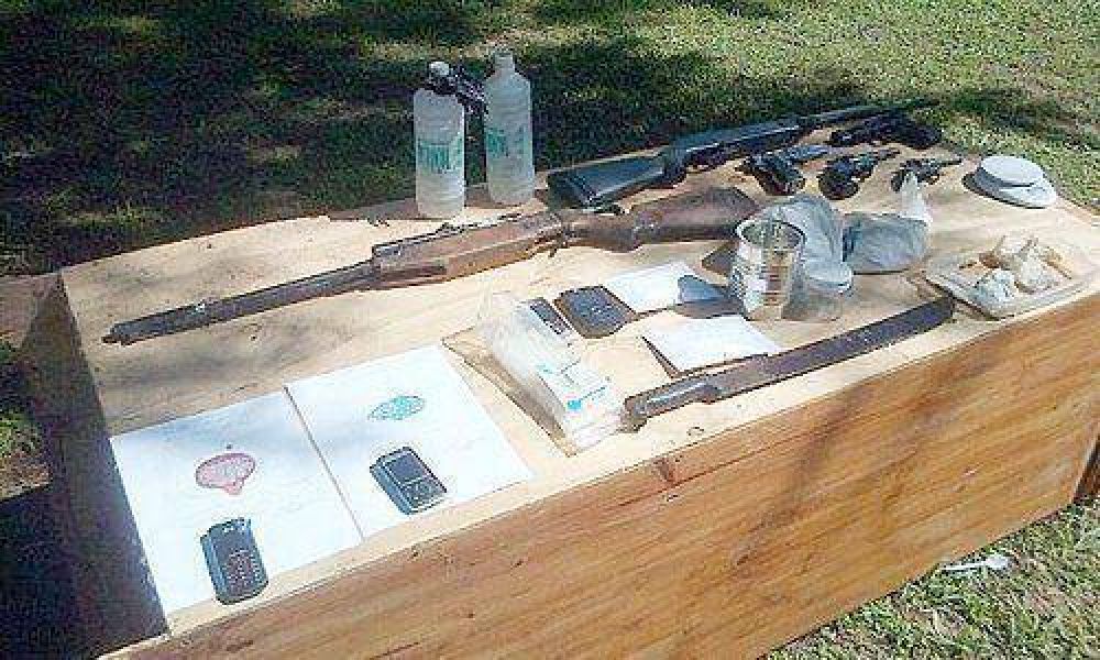 Hallan drogas, armas y autos robados en una casaquinta
