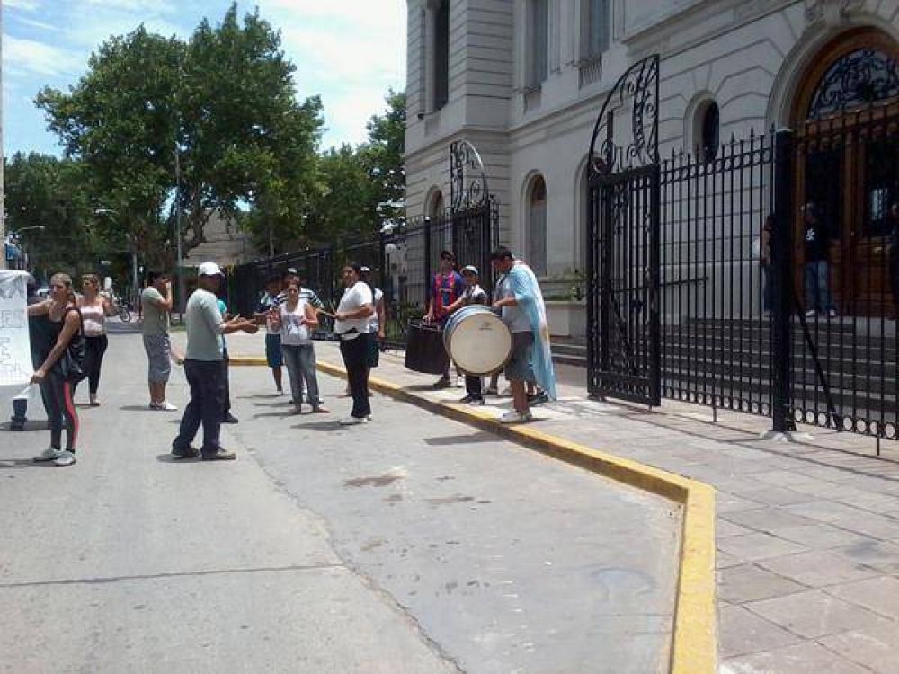 Manifestaci�n de los familiares de los detenidos por la toma de la sede de la UOCRA local