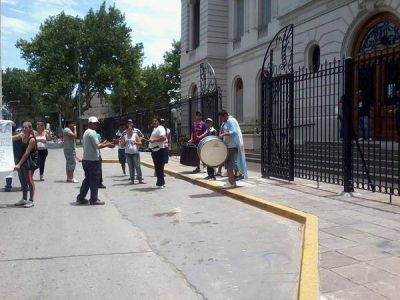 Manifestaci�n de los familiares de los detenidos por la toma de la sede de la UOCRA local