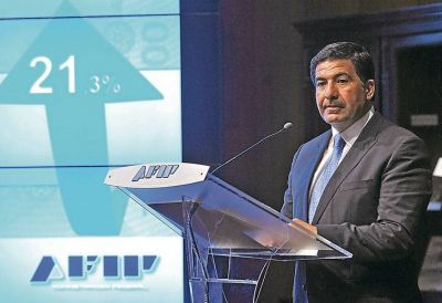 Echegaray resiste en su puesto y ataca: allanamientos y freno a juguetes de Asia