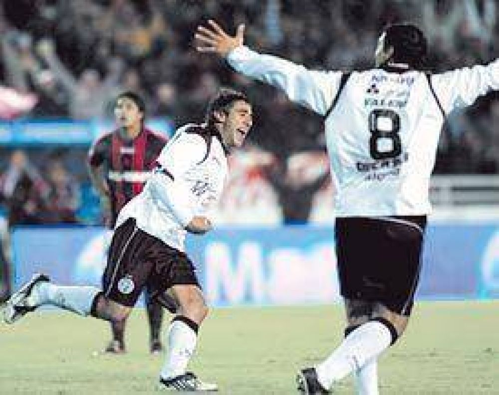Lan�s encontr� un penal y volvi� a vivir en lo m�s alto