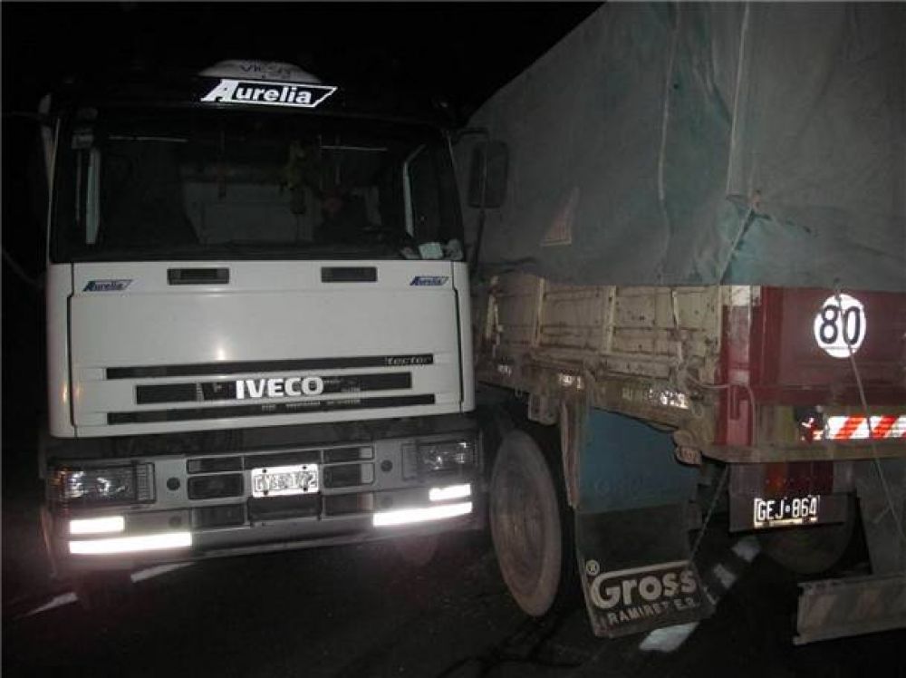Un cami�n se accident� y cort� el tr�nsito en la ruta 226