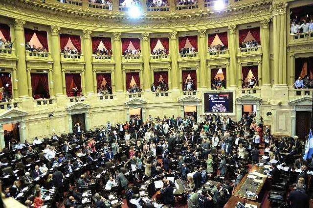 Juraron los 127 diputados electos y reeligieron a Domínguez