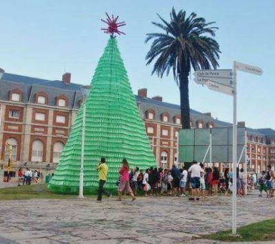Encienden las luces del �rbol de navidad hecho con botellas pl�sticas