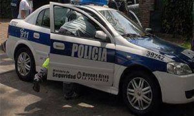 Desquiciada: cruz� tres sem�foros en rojo, choc� a un patrullero e hiri� a un polic�a