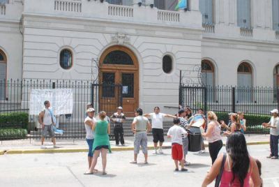 Reclaman ayuda social para las familias de los detenidos en el conflicto de UOCRA