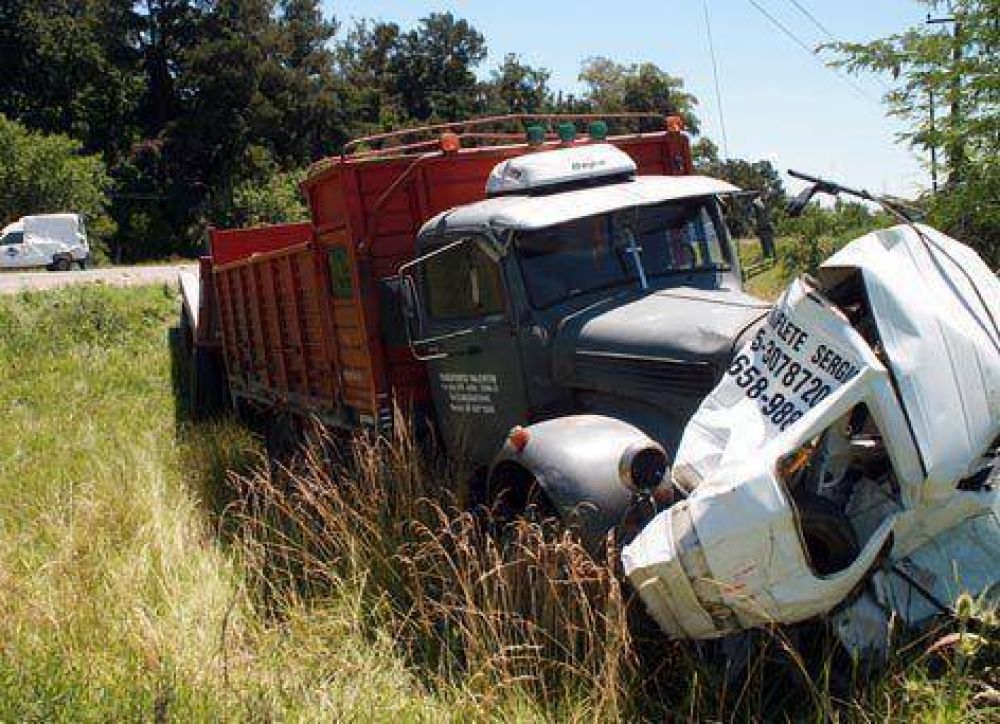 Mueren dos personas en un brutal accidente provocado por un cami�n