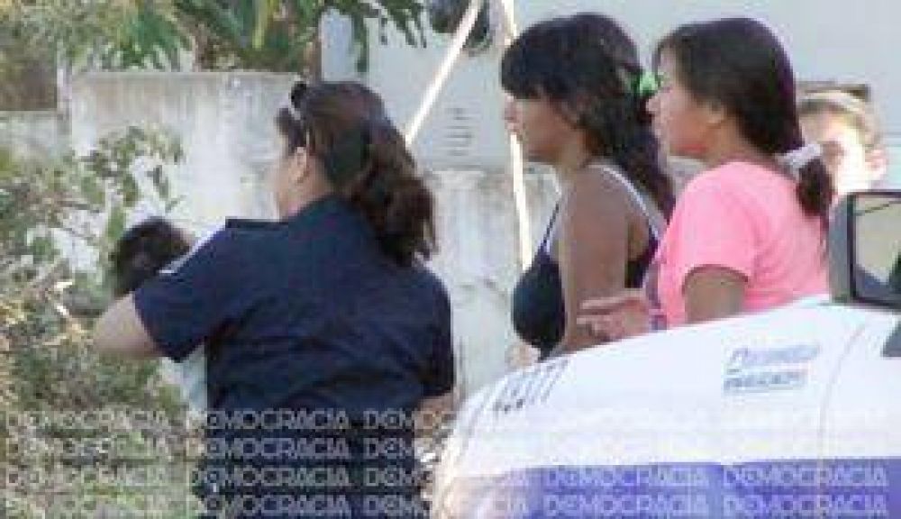 Iban cuatro en una moto y chocaron con un auto estacionado: beb� de 2 meses herido
