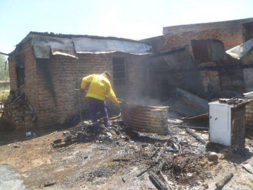 El fuego dej� sin hogar a una familia