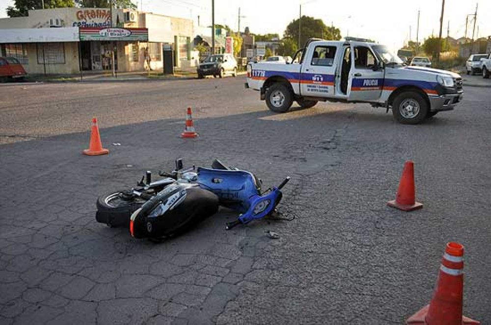 Dos heridos en fuerte choque: la moto ten�a pedido de secuestro