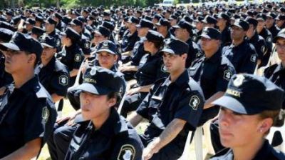 Anuncian ascensos y aumentos para polic�as bonaerenses