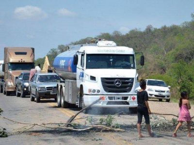 Comenz� a llegar la ayuda oficial a Embarcaci�n