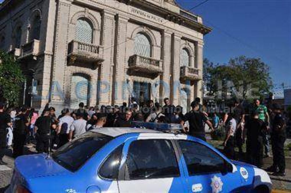 In�dita protesta policial con acampe frente a la Jefatura