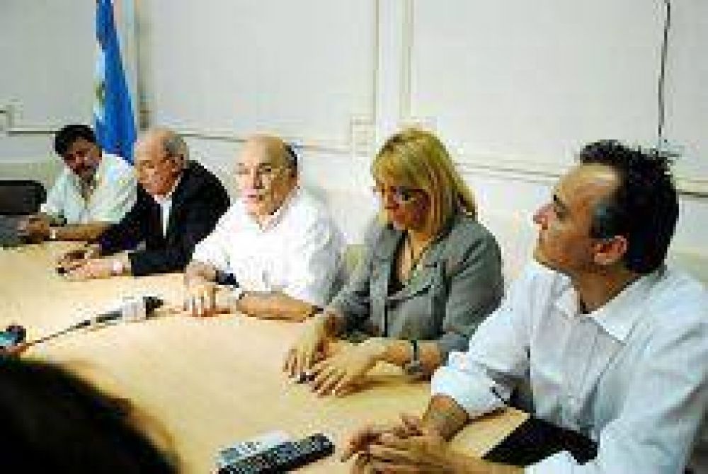 Se honrar� la democracia con todos los que gobernaron