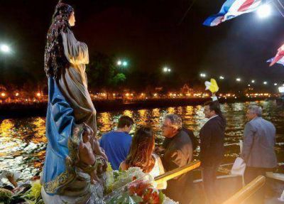 Miles de vecinos conmemoran a la Virgen con una procesi�n n�utica en Tigre