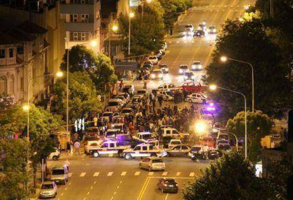 Mar del Plata sacudida por el autoacuartelamiento policial: saqueos y enfrentamientos