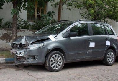 Un auto choc� contra una casa