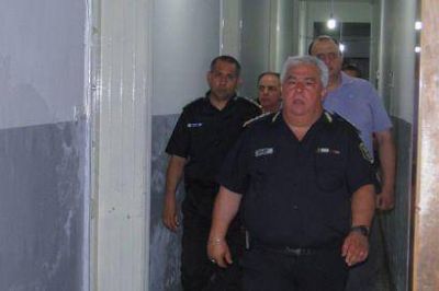 El comisario Hugo Matzkin encabez� el di�logo en la comisar�a de Luj�n