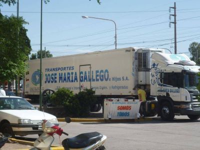 Bromatologa intervino un camin con alimentos por corte de la cadena de fro