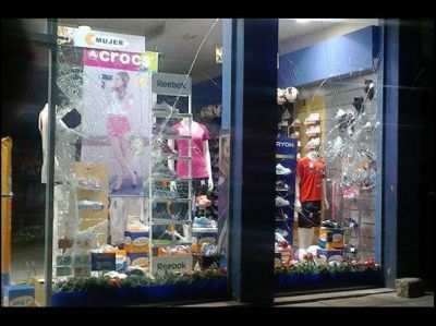 Hubo robos y destrozos en varios comercios de la ciudad