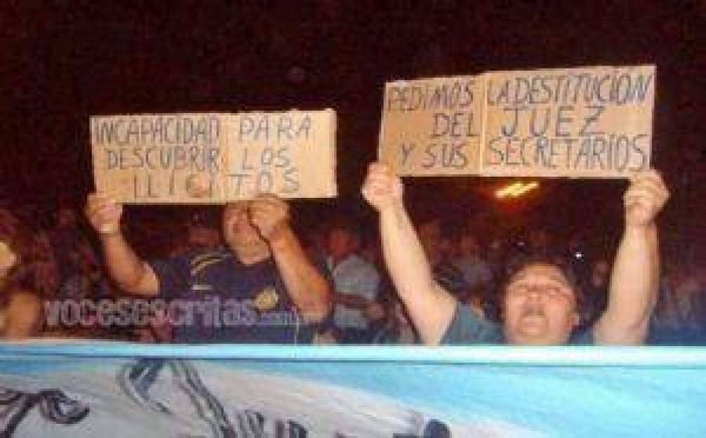Protestas por la libertad del docente imputado