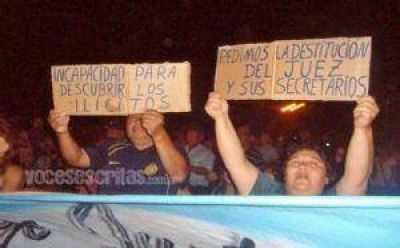 Protestas por la libertad del docente imputado