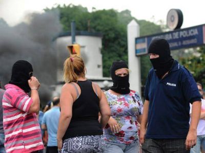 El piquete policial se mantiene firme frente a la sede de Jefatura