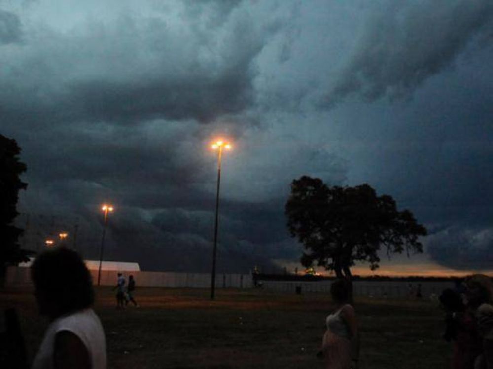 Fuerte temporal sobre Rosario con lluvia torrencial y vientos de alta intensidad