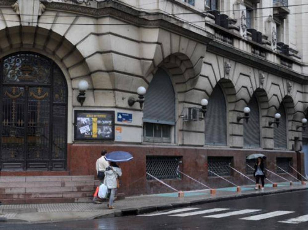 Un hombre result� herido al caer un ascensor anoche en el edificio de la sala Lavard�n