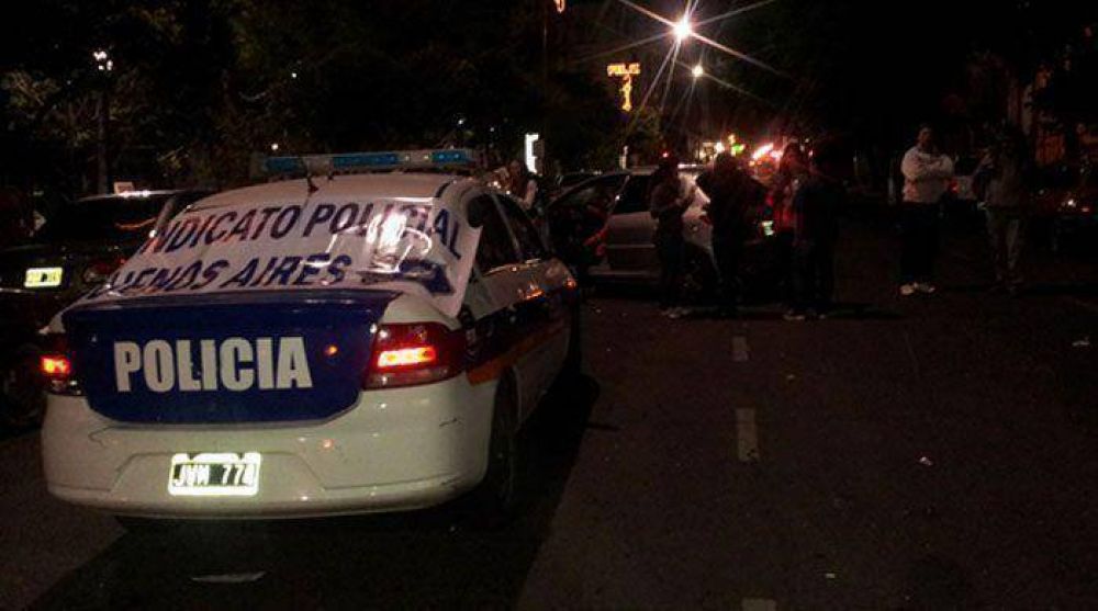 Aumenta la tensi�n: polic�as bahienses protestan y queman cubiertas en el centro