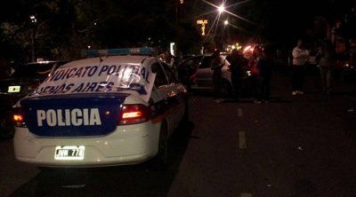 Aumenta la tensi�n: polic�as bahienses protestan y queman cubiertas en el centro