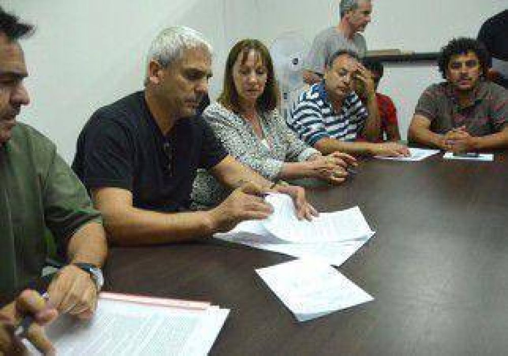 La Polic�a acord� un salario m�nimo de $10 mil y se puso fin al conflicto 