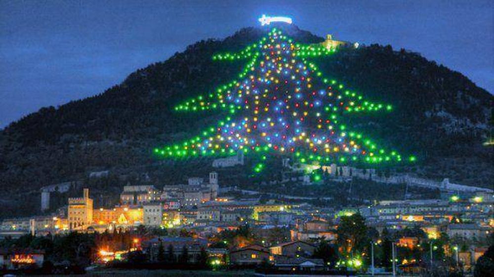 Encienden en Italia el �rbol de Navidad m�s grande del mundo
