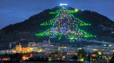 Encienden en Italia el �rbol de Navidad m�s grande del mundo