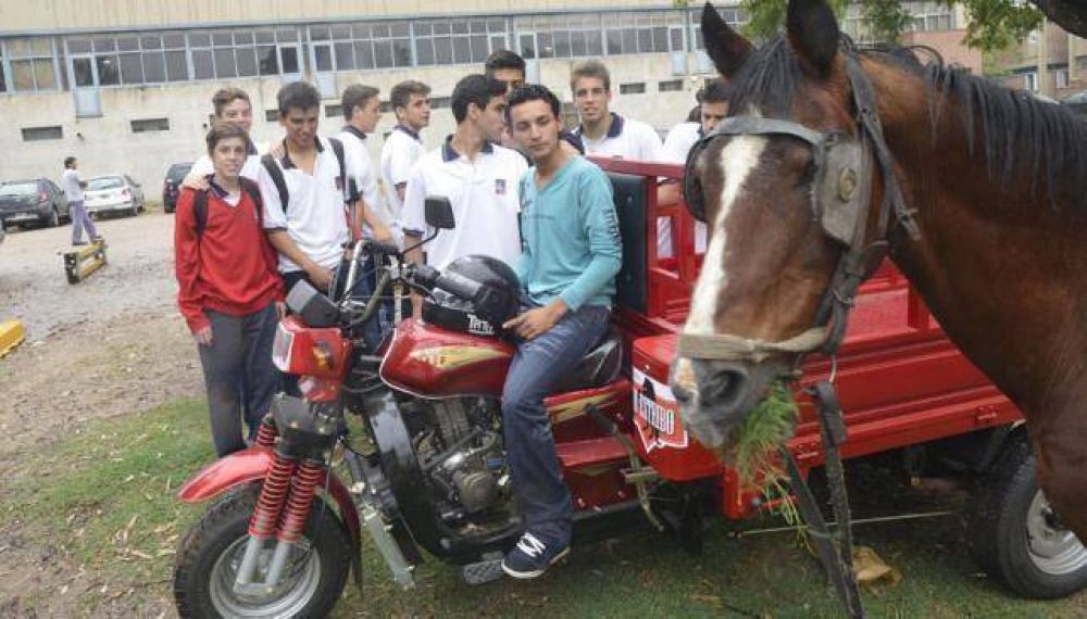 Alumnos del Taborin cambian moto por caballo