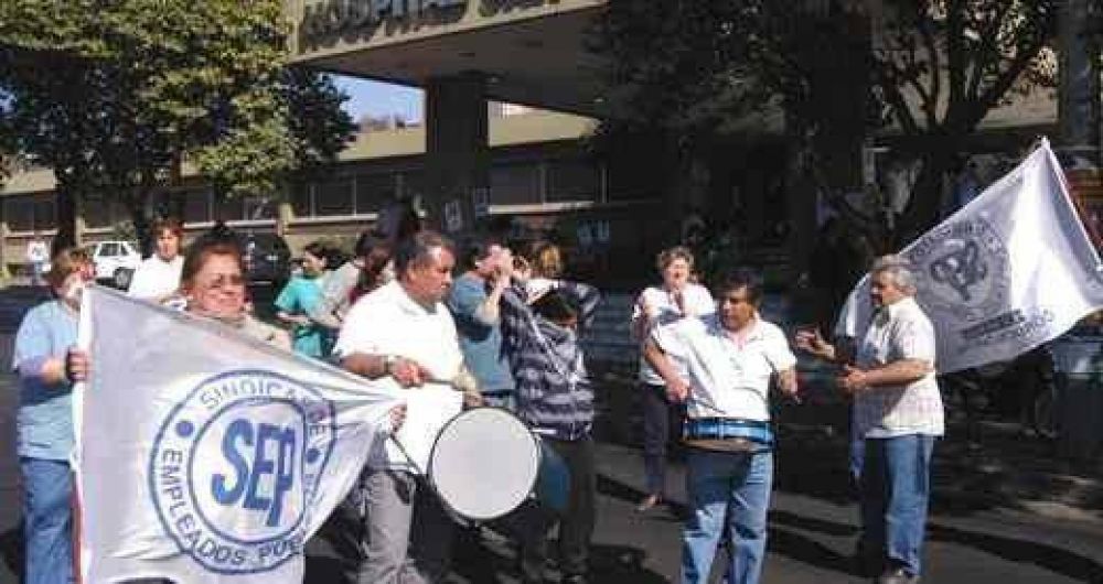 Estatales inician semana conflictiva y esperan hoy oferta del Gobierno