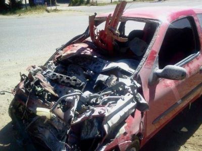 Una mujer con lesiones graves, tras chocar con colectivo