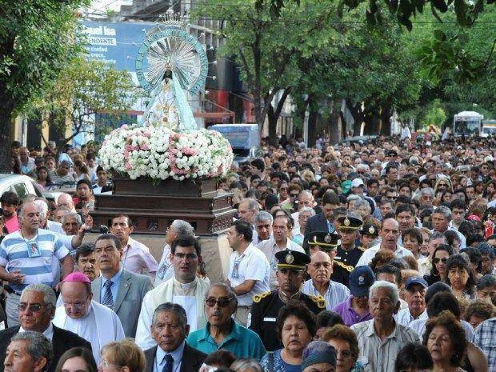 Multitudinaria procesi�n en el D�a de la Virgen