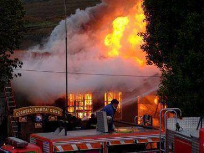 Incendio destruye colegio Santa Cruz
