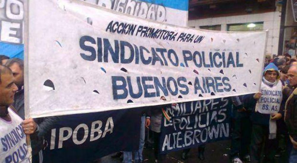 Policas bonaerenses se suman a las protestas por mejoras salariales y reclaman en La Plata