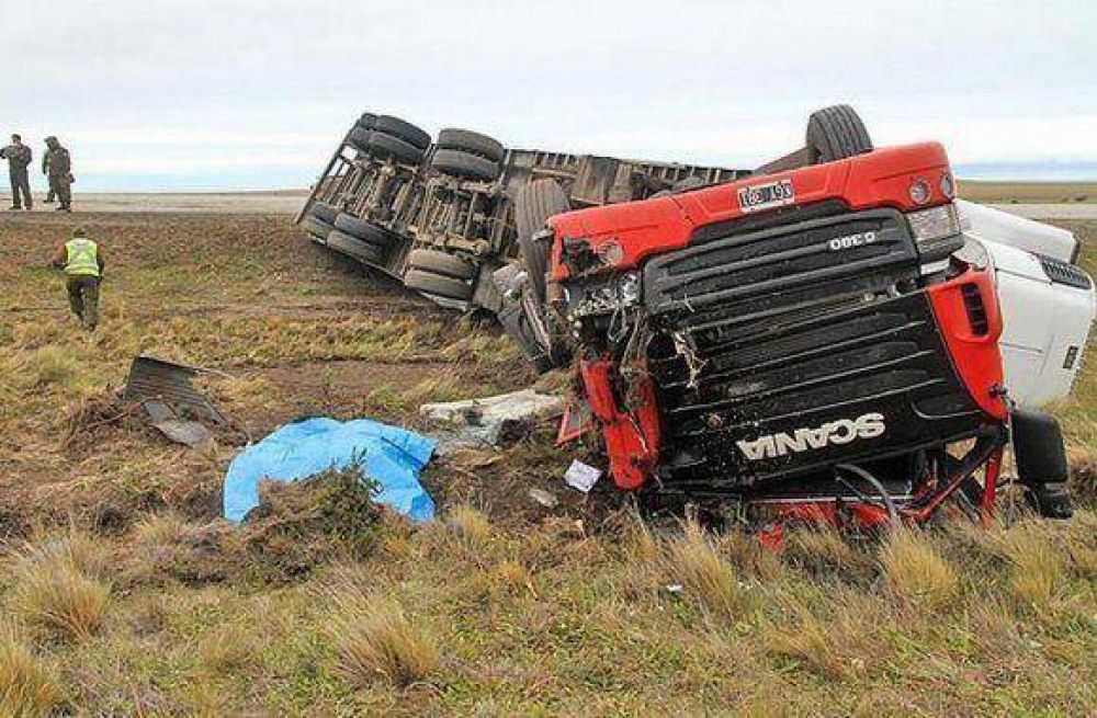Camionero falleci� tras volcar en cercan�as de Monte Aymond
