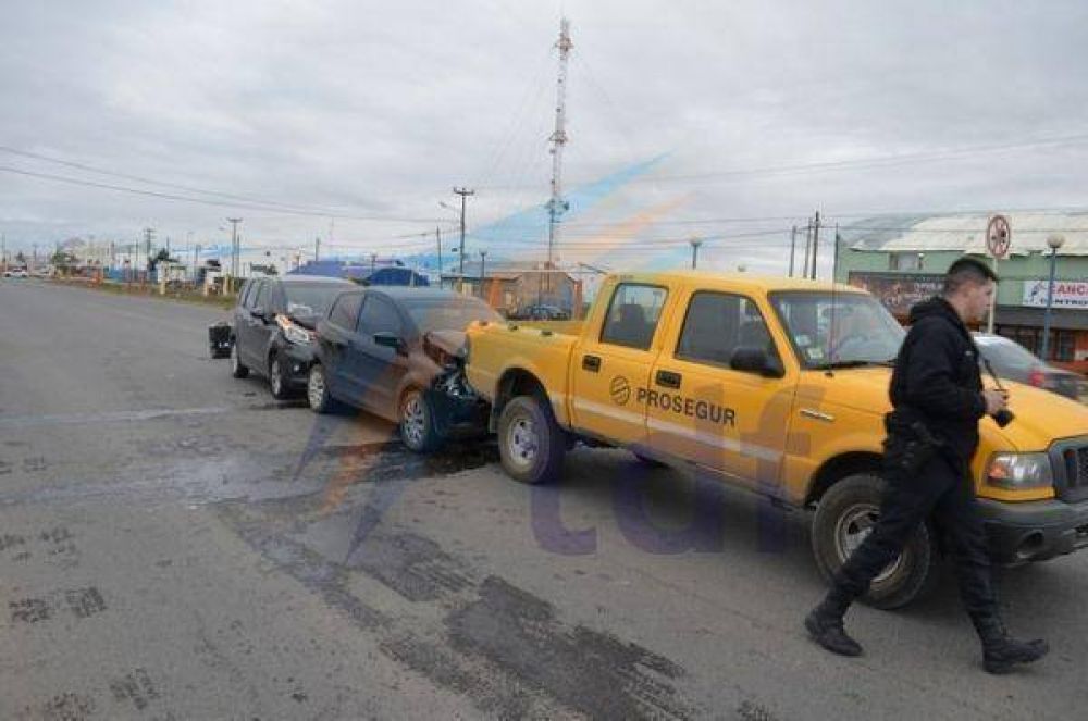 Conductora caus� choque en cadena en larga fila hacia la rotonda