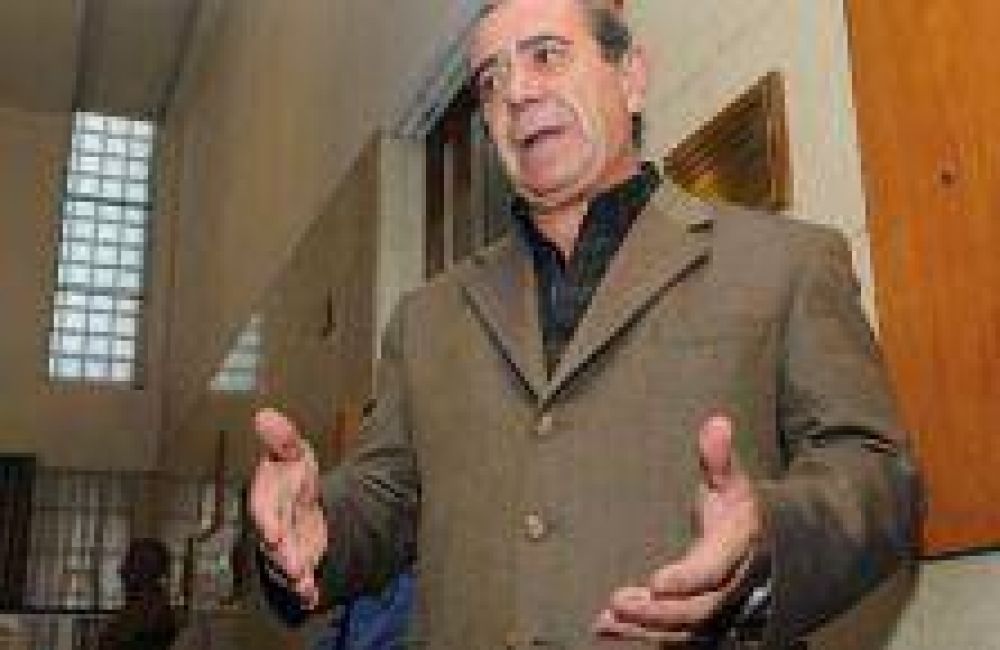 En medio de la tensi�n la Polic�a reclamar� $9.000 de sueldo