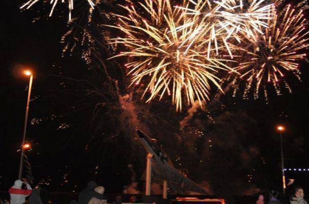 Imponente espect�culo de fuegos artificiales procedi� al encendido del �rbol de navidad