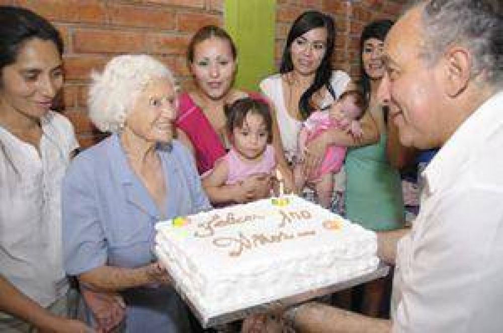 Una abuela centenaria, en los festejos de Chimbas